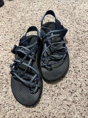 Chaco women’s size 8 Navy Strappy Outdoor Sandals